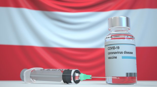 Corona-Impfstoff vor der österreichischen Flagge