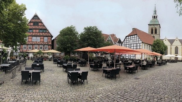 Marktplatz mit historischen Fachwerk-Gebäuden und Kirche in der Altstadt von Wiedenbrück, Rheda-Wiedenbrück, Kreis Gütersloh