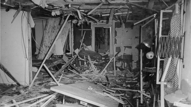 Zerstörte Lagebesprechungsbaracke nach dem Anschlag auf Adolf Hitler am 20.07.1944