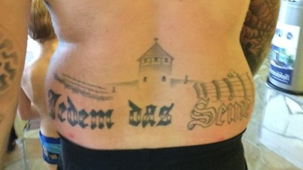 Nazi-Tattoo au fdem Rücken eines NPD-Mitglieds