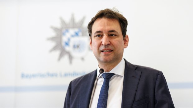 Georg Eisenreich (CSU), Justizminister von Bayern, spricht auf einer Pressekonferenz zur Information über die aktuellen Entwicklungen bei der Bekämpfung Organisierter Kriminalität in Bayern.