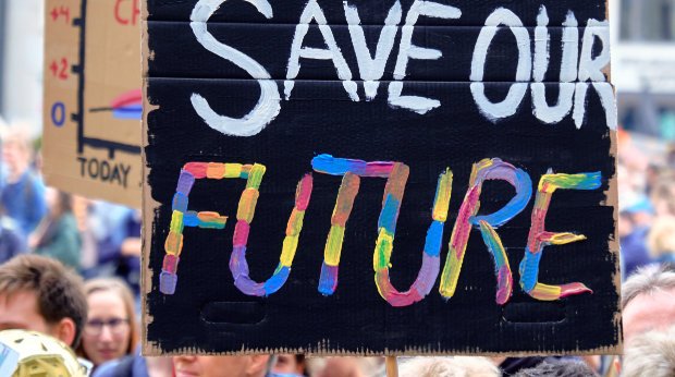 Plakate bei einer Demonstration zum globalen Klimastreik von Fridays for Future