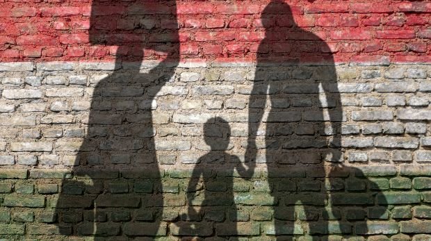 Silhouette Flüchtlinge vor Ungarn-Flagge