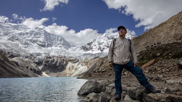 Kläger Saúl Luciano Lliuya beim Gletschersee Palcacocha, der aufgrund der Gletscherschmelze im Zuge des Klimawandels größer wird.