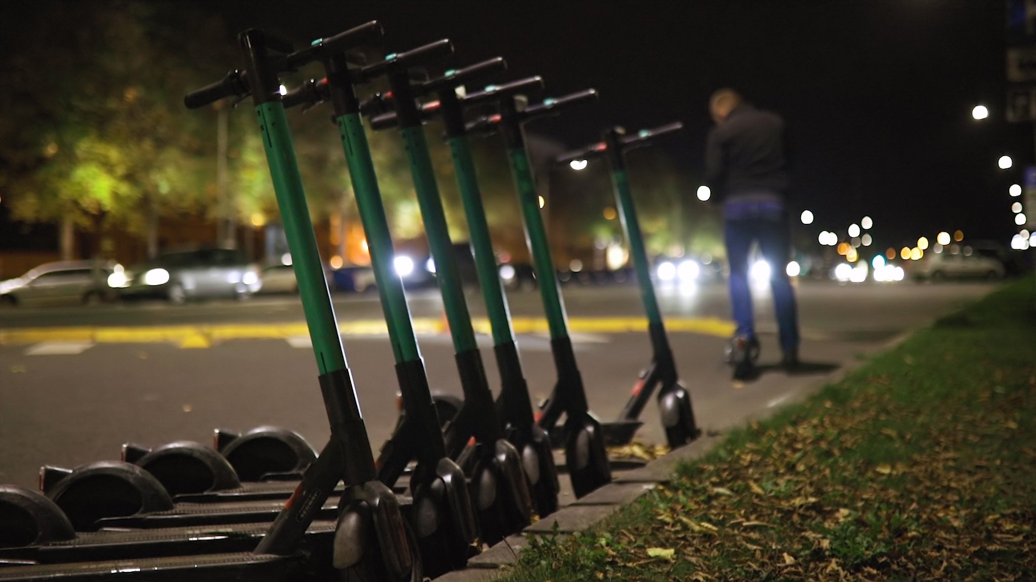 E-Scooter auf Bürgersteig bei Nacht