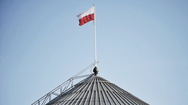 Die polnische Flagge auf dem Sejm