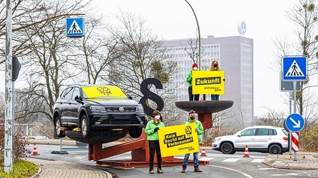 Aktivisten der Umweltschutzorganisation «Greenpeace» demonstrieren mit einer überdimensionalen Waage vor der Volkswagen-Aufsichtsratssitzung dafür, dem Schutz des Klimas mehr Gewicht zu geben - die Schriftzüge "Future" und "Kein Recht auf Verbrenner" sind
