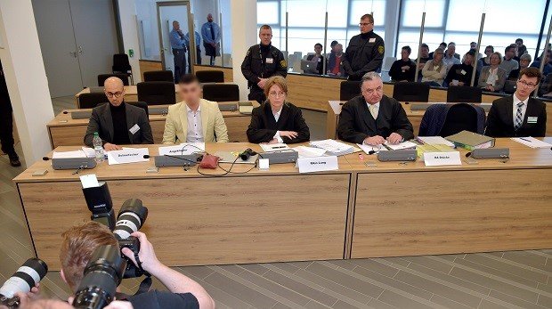Der Angeklagte Alaa S. (2.v.l)  sitzt beim Prozess des Landgerichtes Chemnitz mit seinem Übersetzer und seinen Anwälten auf der Anklagebank in einem Gebäude des Oberlandesgerichts Dresden (18.03.2019)