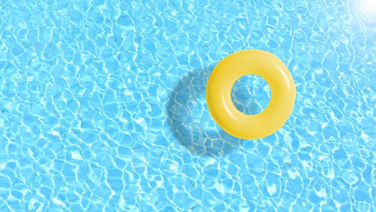 Gelber Schwimmreifen in einem Pool