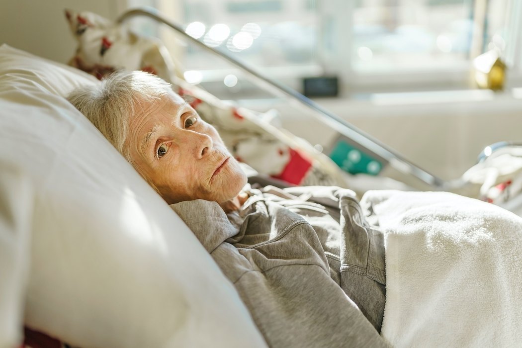 Palliativpatientin in Krankenbett