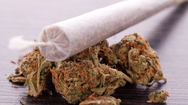 Ein Joint und Marihuana-Krümel