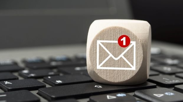 Email-Symbol auf einem Holzwürfel