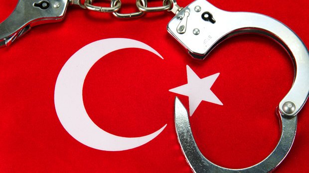 Flagge der Türkei mit Handschellen