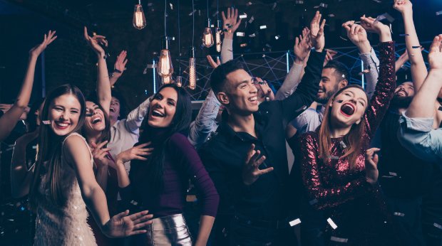 Junge Menschen feiern in einer Diskothek.