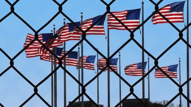USA-Flaggen hinter Gitterzaun