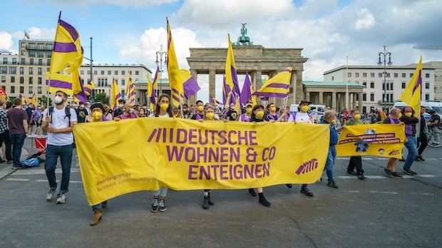 11.09.2021: Demonstranten mit einem Banner und der Aufschrift: "Deutsche Wohnen und Co enteignen" vor dem Brandenburger Tor.