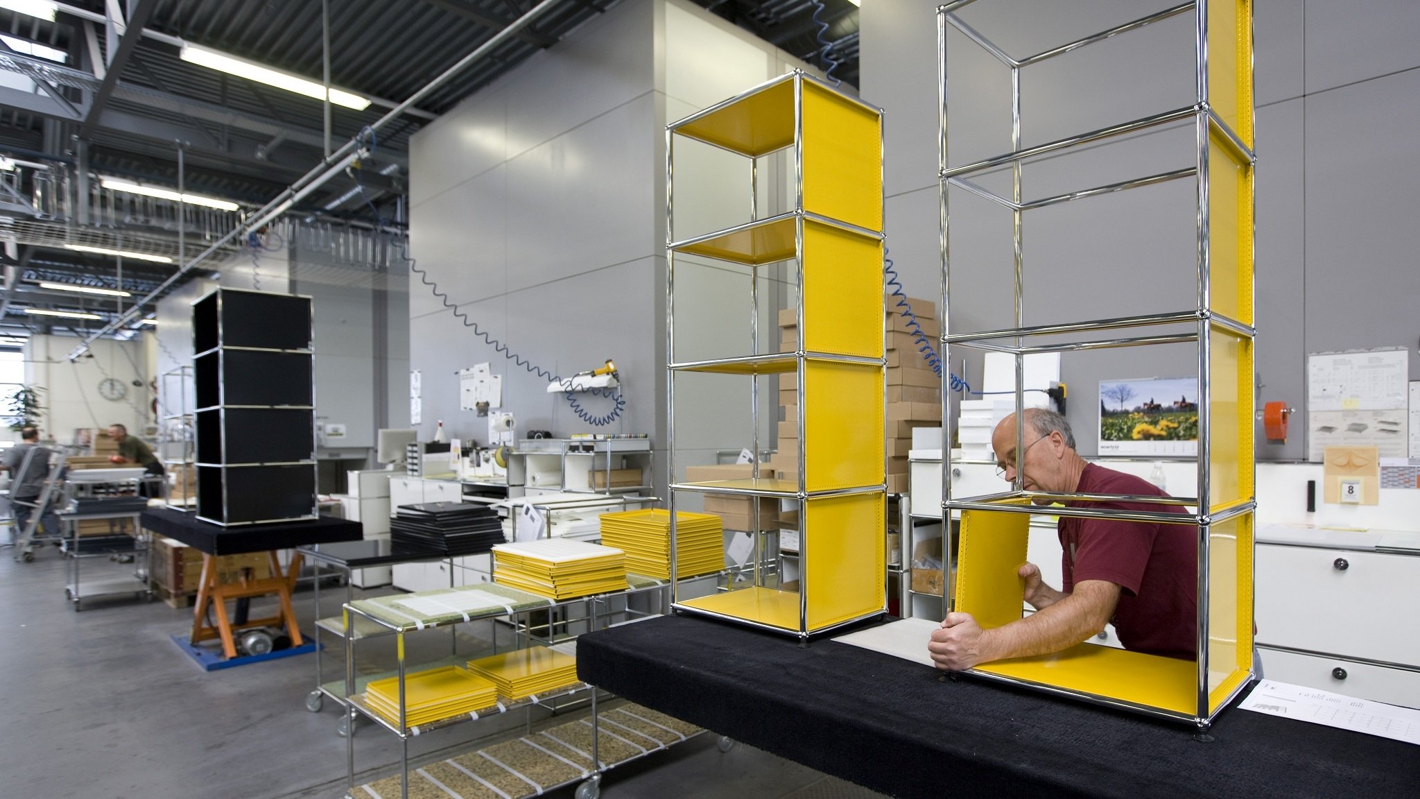 Ein Mitarbeiter des Moebelherstellers USM in Muensingen im Kanton Bern setzt ein Regal der Serie USM Haller zusammen.
