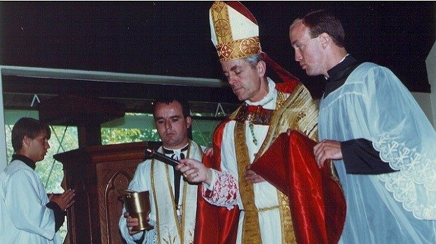 Bischof Richard Williamson bei einer Konfirmation am 3. Juni, 1991.