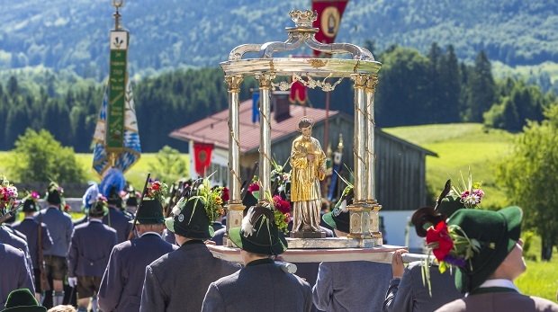 Jesus-Figur auf einer Fronleichnamprozession in Bayern