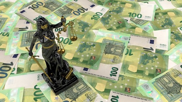 Eine Justitia und 100-Euro-Scheine