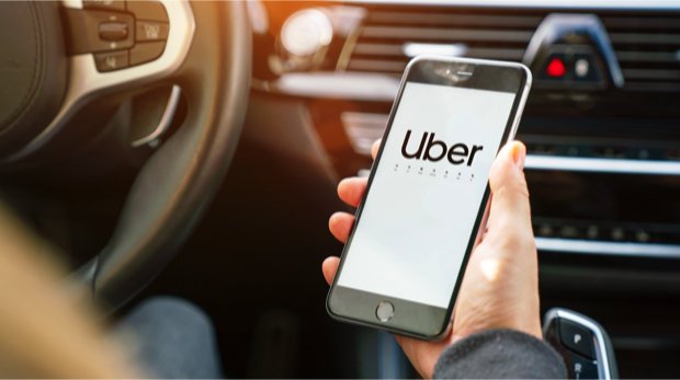 Autofahrer verwendet Uber App