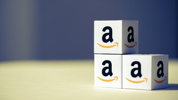 Amazon-Logo auf Papierwürfeln