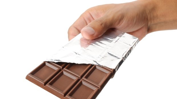 Hand mit Tafel Schokolade (Symbolbild)