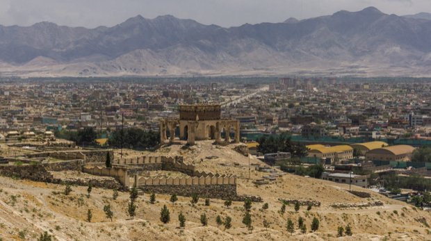 Blick auf die Stadt Kabul mit Gebirge im Hintergrund.