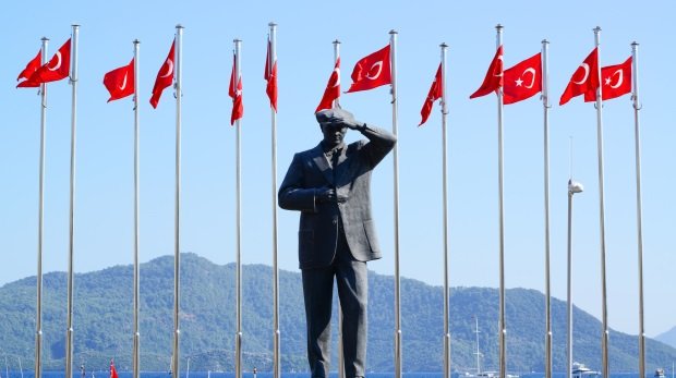 Statue von Mustafa Kemal Atatürk - Begründer der Republik Türkei - vor türkischen Flaggen