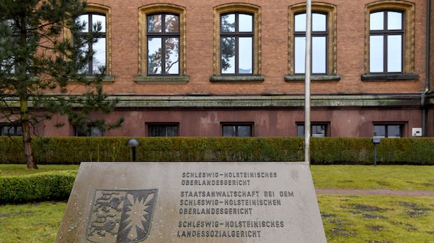 Schleswig: Blick auf die Tafel und das Gebäude des Oberlandesgerichtes und der Generalstaatsanwaltschaft von Schleswig.