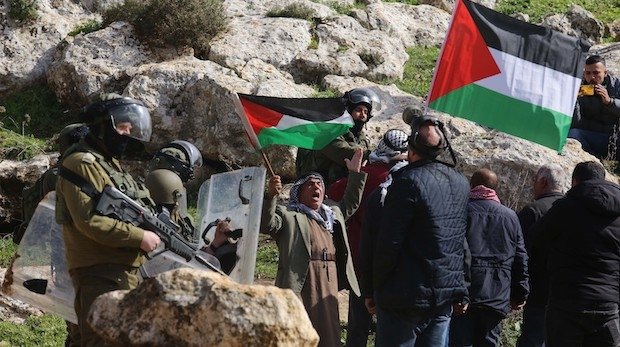 Palästinenser protestieren gegen die Errichtung jüdischer Siedlungen im Westjordanland
