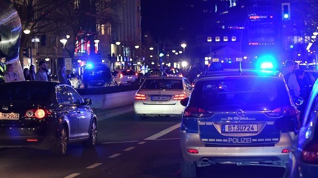 Polizeifahrzeuge mit eingeschaltetem Blaulicht in Berlin bei einer Kontrolle auf dem Kudamm.