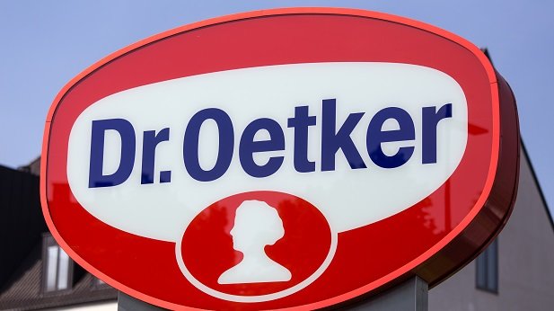 Schild mit Oetker-Logo