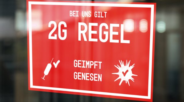 Ein Schild mit Hinweis auf die 2G-Regel an einer Eingangstür