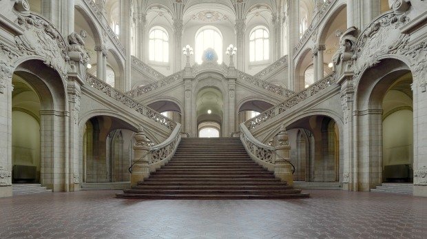 Foyer mit Treppen des Kriminalgerichts in Berlin-Moabit
