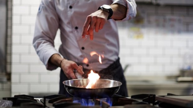 Ein Koch bei der Arbeit (Symbolbild)
