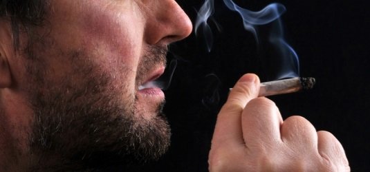 Mann raucht Joint (Symbolbild)