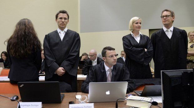 Zschäpe (L) mit ihren Anwälten Mathias Grasel, Wolfgang Stahl, Anja Sturm and Wolfgang Heer (2. v. L nach R)