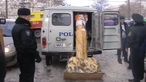 Polizei versucht, den großen Holzpenis zu konfiszieren
