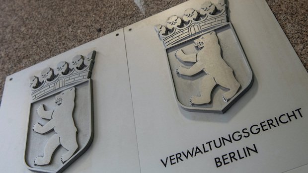 Ein Hinweisschild für das Verwaltungsgericht Berlin.