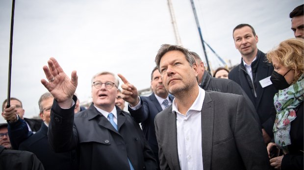 Robert Habeck bei der Besichtigung des künftigen Anlegers für das LNG-Terminal Wilhelmshaven