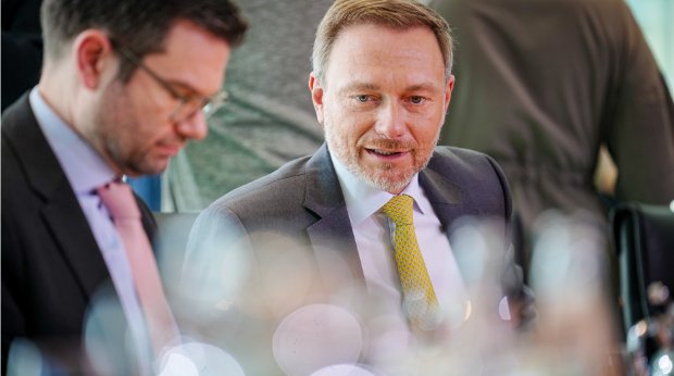 Marco Buschmann (l, FDP), Bundesminister der Justiz, und Christian Lindner (FDP), Bundesminister der Finanzen, nehmen an der Sitzung des Bundeskabinetts im Bundeskanzleramt teil, 2.11.2022.