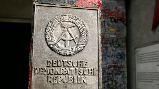 Alte DDR-Plakette am Checkpoint Charlie in Berlin