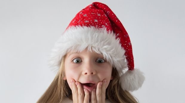 Ein entsetztes Kind mit Weihnachtsmütze (Symbolbild)