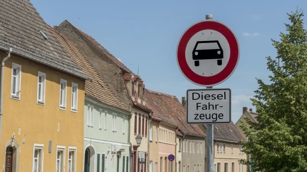 Straße mit Diesel-Fahrverbot (Symbol)