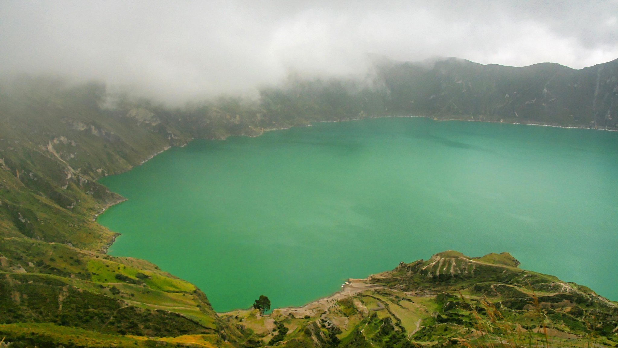 Quilotoa-Kratersee mit Caldera in den ecuadorianisches Anden