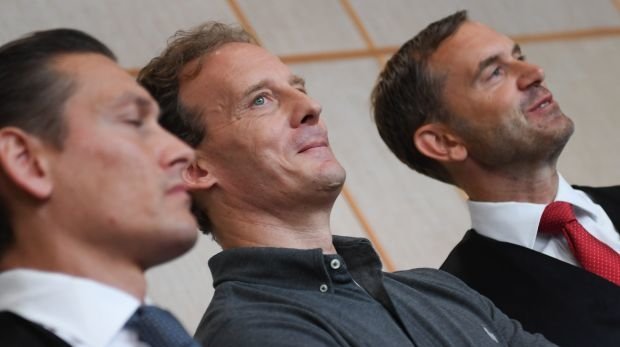 Der Angeklagte Alexander Falk (M) wartet zusammen mit seinen Verteidigern Daniel Wölky (l) und Björn Gercke im Gerichtssaal des Frankfurter LG auf den Beginn des Prozesses.