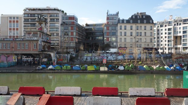 Zelte von Migranten in Paris an einem Kanal