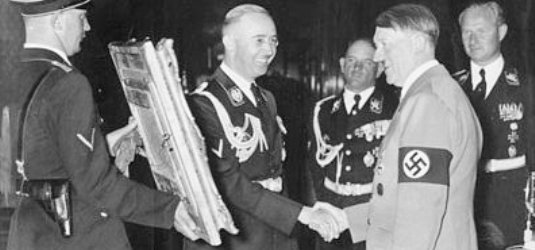 Heinrich Himmler überbringt am 19.4.1939 Adolf Hitler ein Bild als Geschenk zu dessen 50. Geburtstag