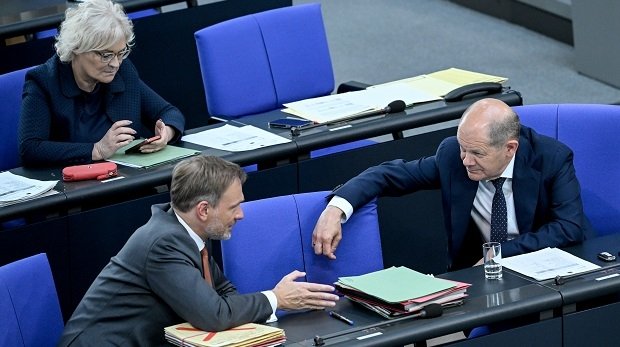 Christine Lambrecht (SPD), Bundesverteidigungsministern, Christian Lindner (FDP), Bundesfinanzminister, und Bundeskanzler Olaf Scholz (SPD - r), sitzen im Bundestag in der Regierungsbank bei der Debatte zur GG-Änderung.